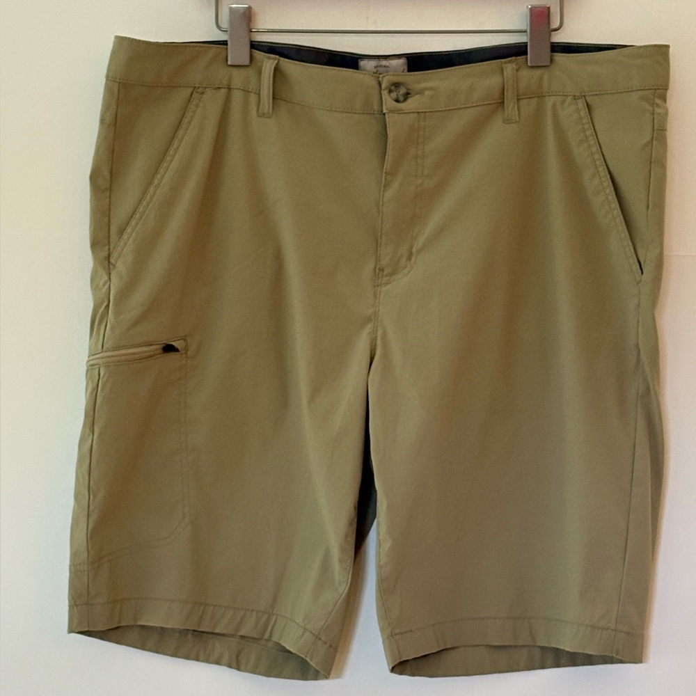 Weatherproof Green Cargo Shorts with Relaxed Fit